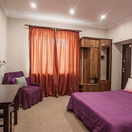 Central Cozy Apartment With Parking! Lviv Buitenkant foto