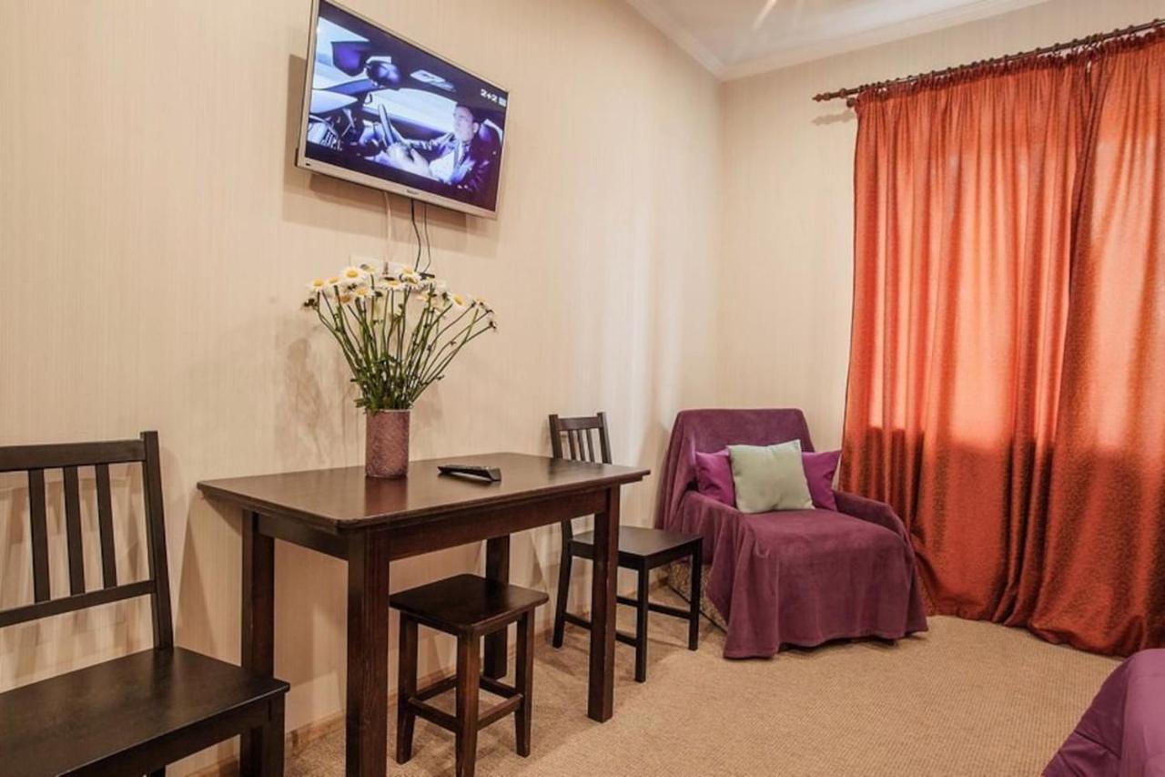 Central Cozy Apartment With Parking! Lviv Buitenkant foto