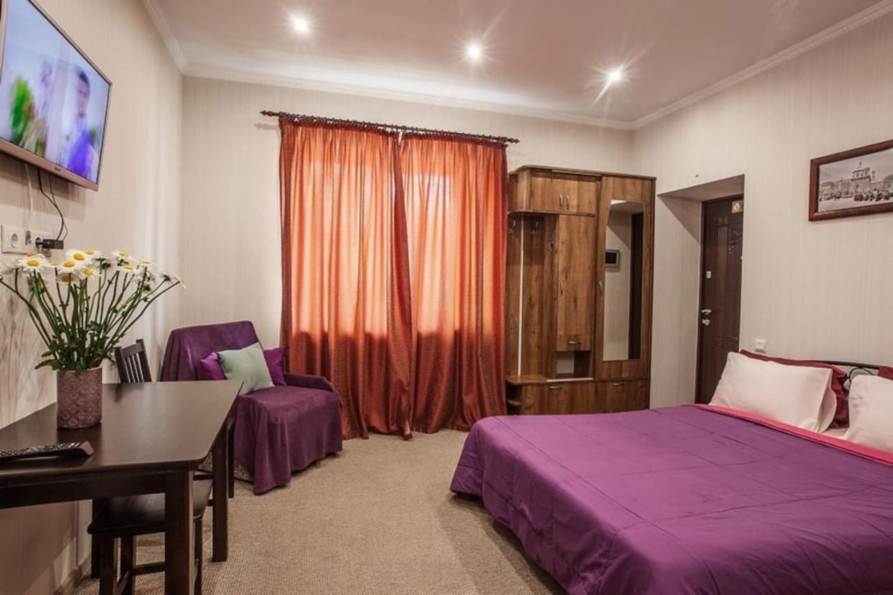 Central Cozy Apartment With Parking! Lviv Buitenkant foto