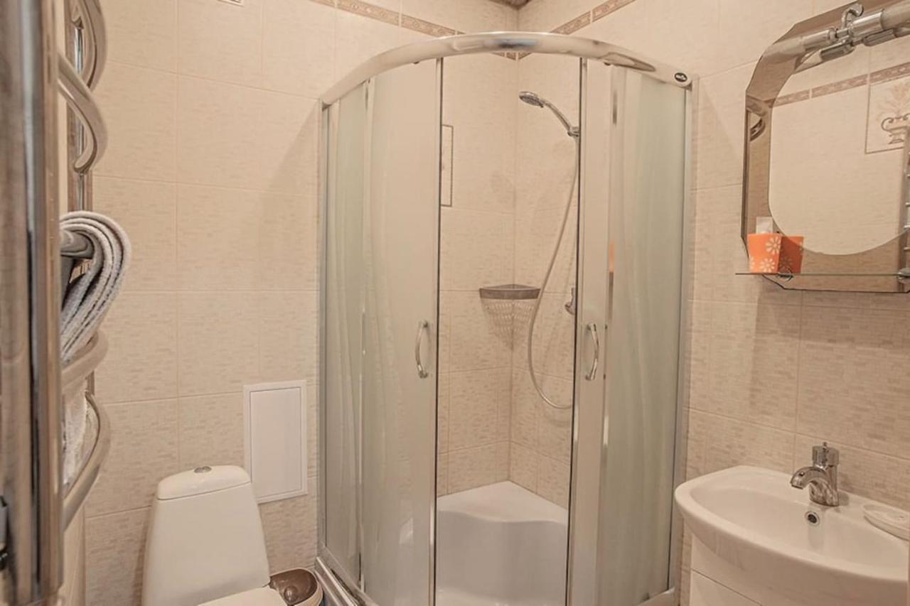 Central Cozy Apartment With Parking! Lviv Buitenkant foto